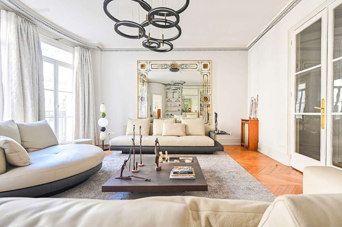 Appartement à PARIS-8E