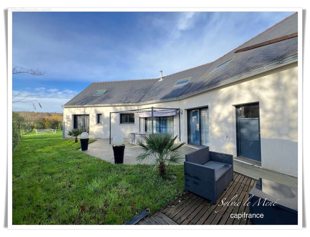 À vendre au Sourn, à proximité immédiate de Pontivy : découvrez cette spacieuse maison familiale de plus de 200 m² habitables - photo 2