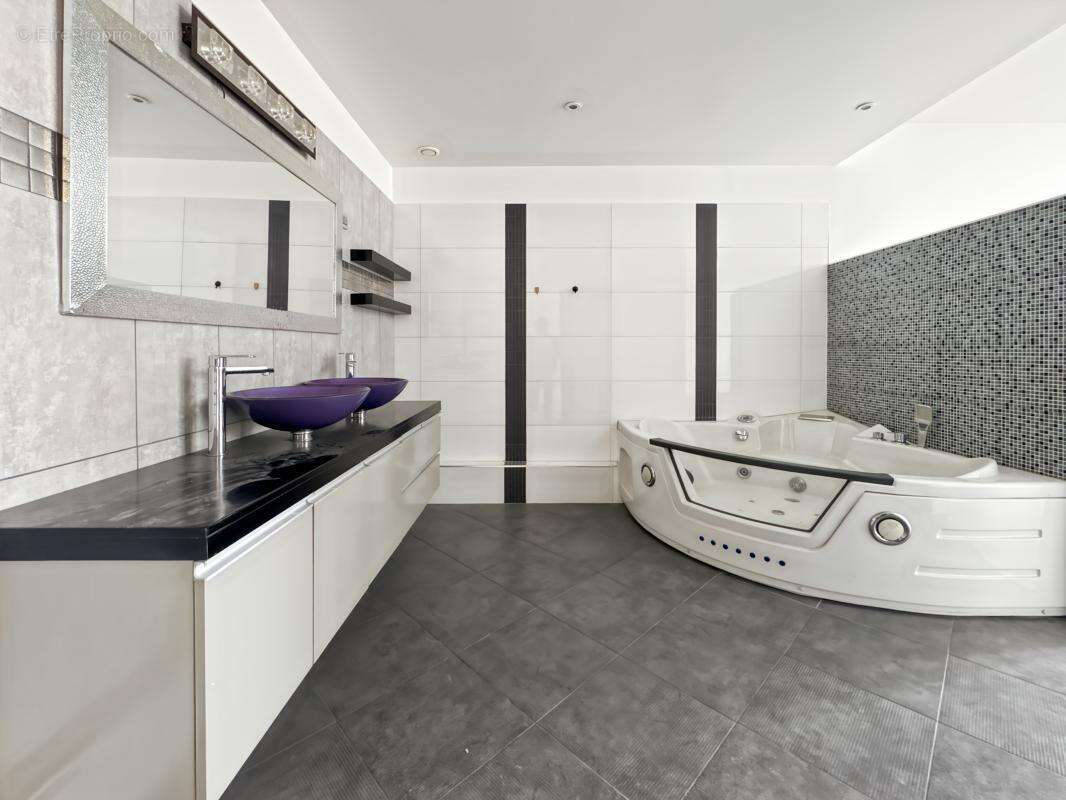 Appartement 106 m² à Paris-9e  - photo 8