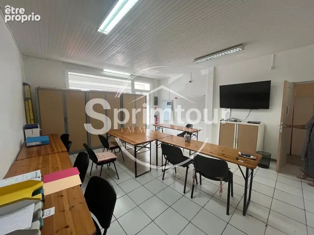 BASSE-TERRE - Immeuble avec bureaux en très bon état - libre d'occupation - photo 3