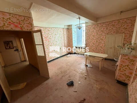 Lodève centre, ensemble d'habitation à rénover entièrement ! - photo 4