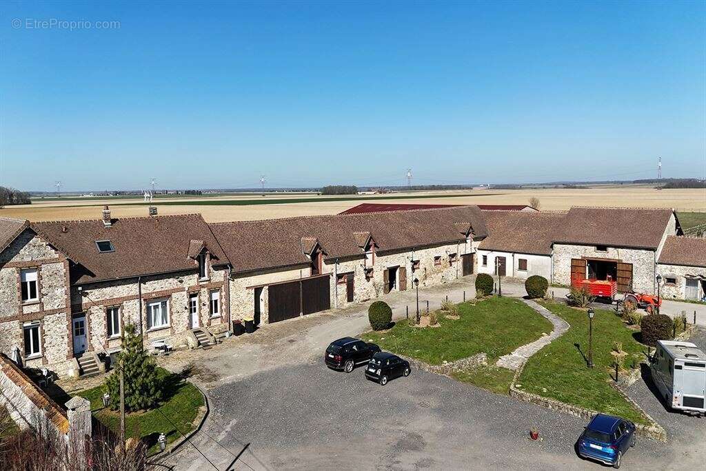 Maison à CLOS-FONTAINE