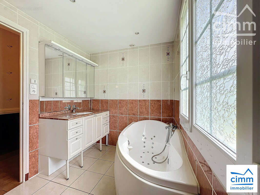 Maison à NOYAL-CHATILLON-SUR-SEICHE