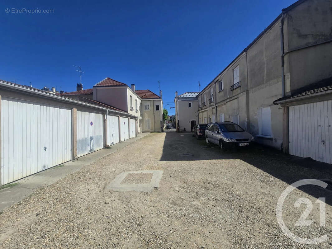 Parking à SAINT-MAUR-DES-FOSSES