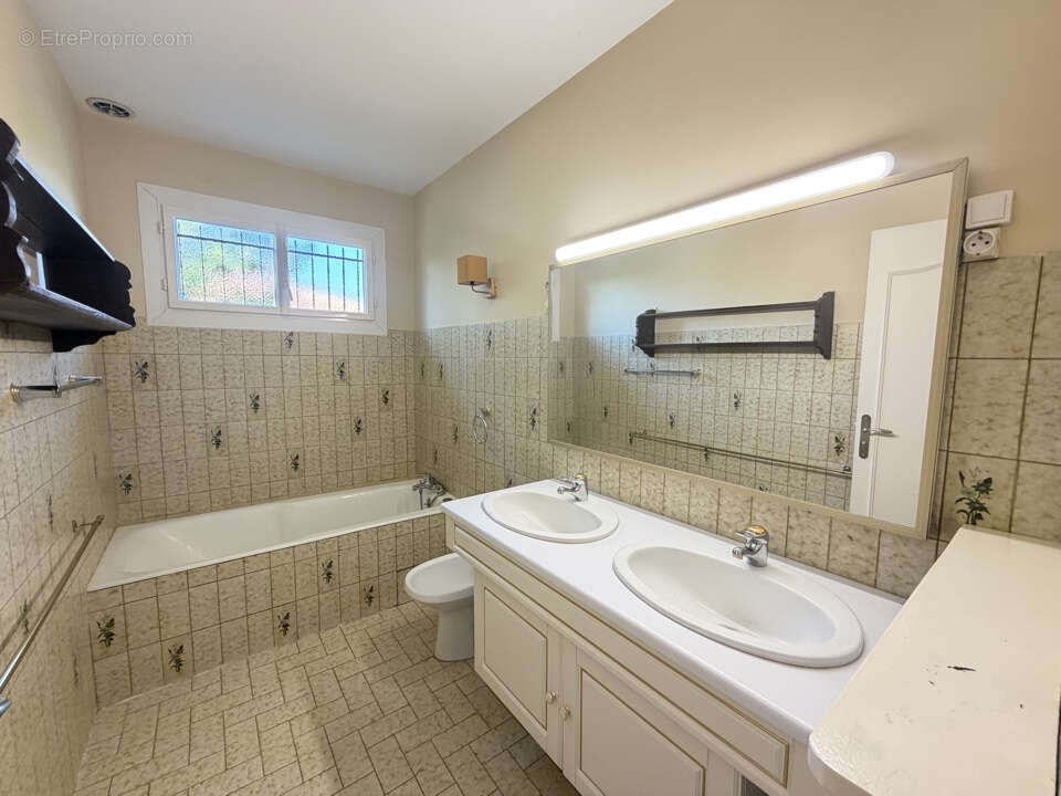 MAISON T5 avec garage (205 M2 de surface utile) et jardin de 544 M2 à Vendre (31270 CUGNAUX) - photo 6