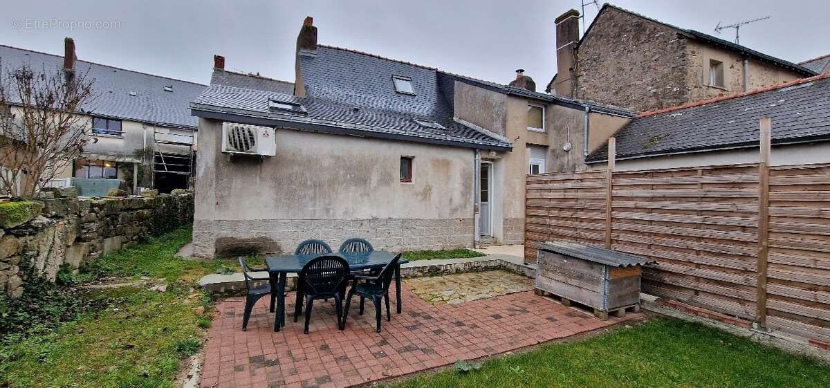 Maison à BECON-LES-GRANITS