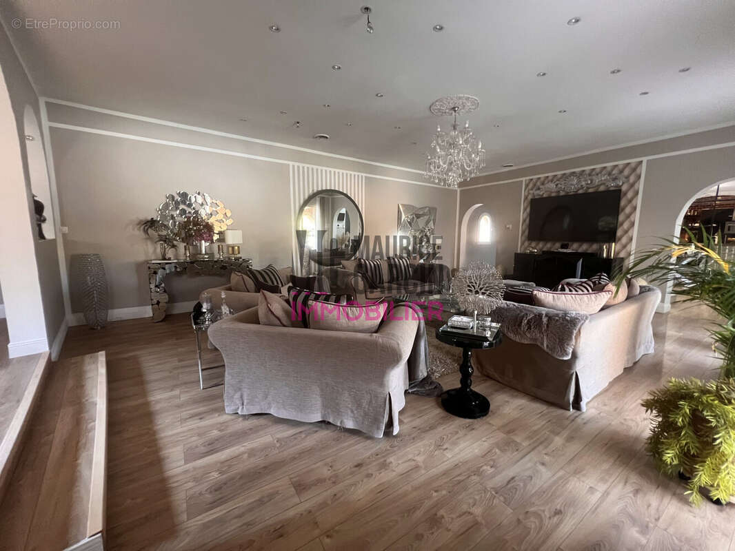 Spacieuse maison sur 3653 m² de terrain  - Maison à CHATEAURENARD