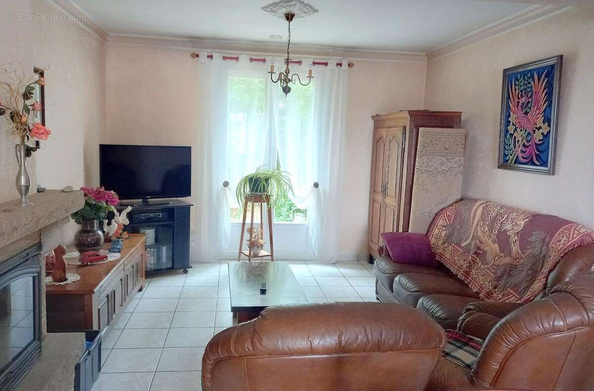 Maison plain-pied - 95m²-  AMBRIERES LES VALLEES (53) - photo 4