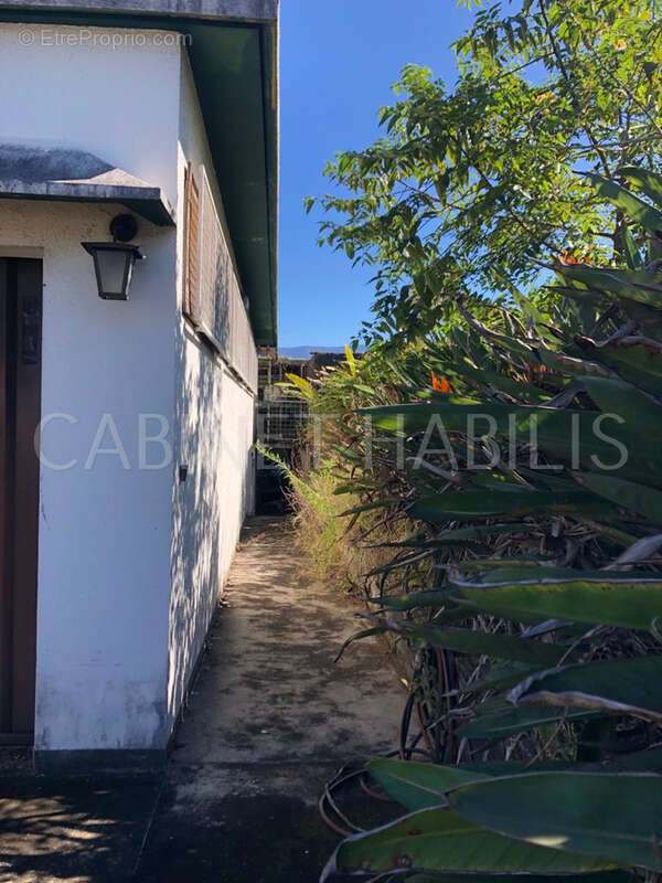 A vendre - une maison a demolir ou a renover sur un terrain de 651 m2 environ - le tampon - 297 500 € hai - photo 7