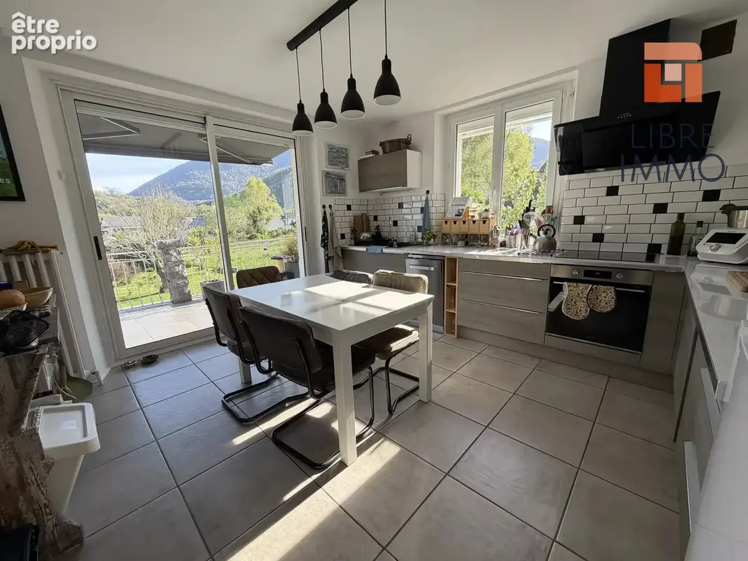 A vendre maison 5 pieces de 148m², garage, jardin, proche du centre, vue montagnes - photo 2
