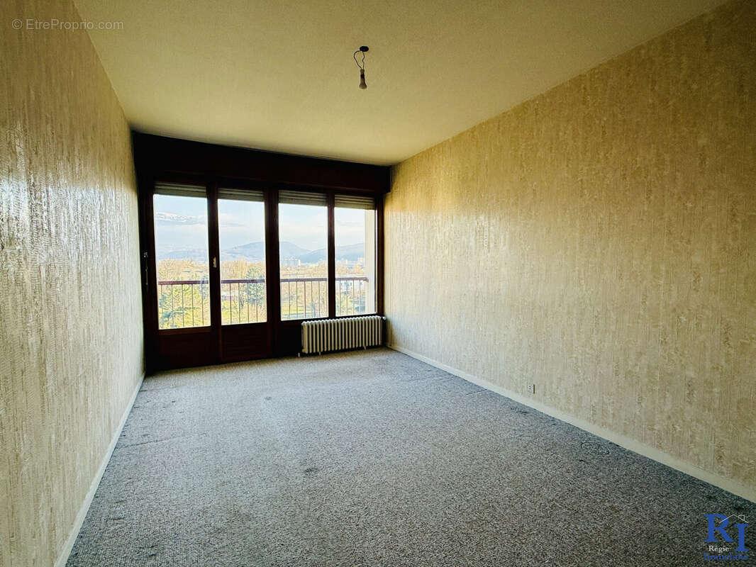 Grande Chambre, exposée Est - Appartement à ECHIROLLES