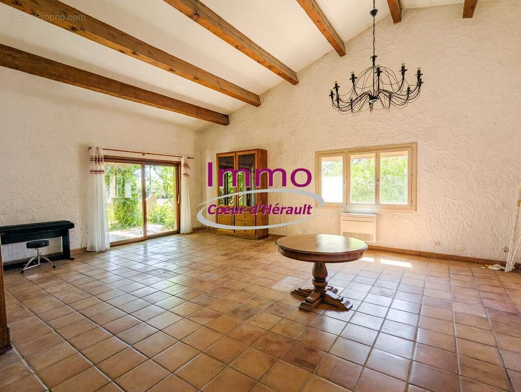 Grande villa avec piscine et dépendance - photo 5