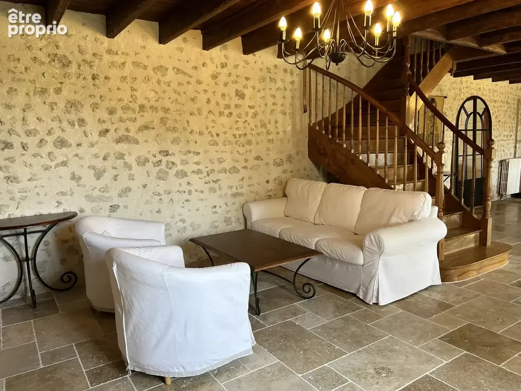 Maison rénové de 4 chambres avec garage pour 3 voitures, dépendances sur 1,3 ha - photo 6