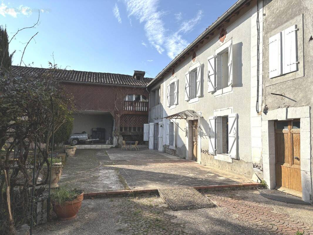 Maison à VILLENEUVE-DE-RIVIERE