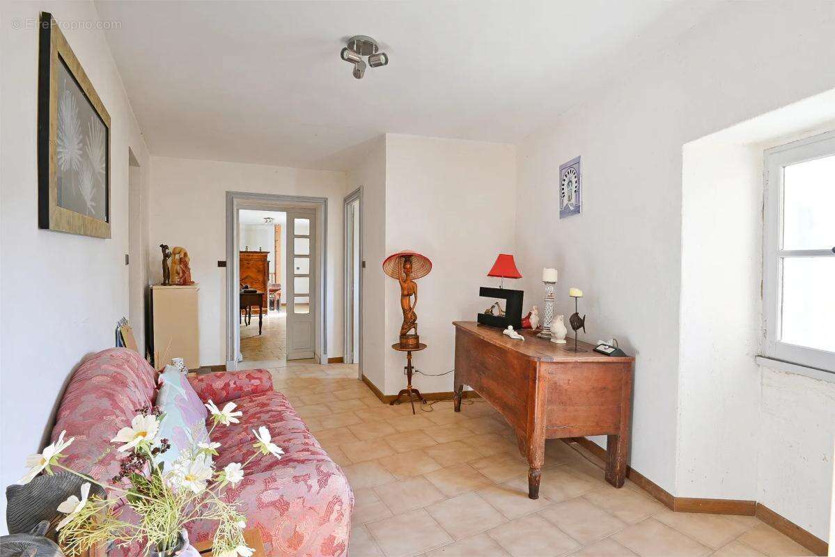 Maison de 12 pièces de 231 m² à Saint-Jean-de-Ceyrargues - photo 5