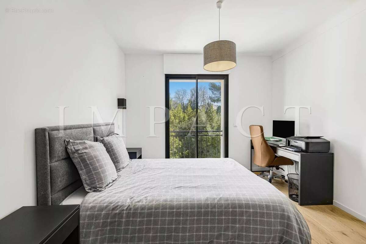 Maison à CHATEAUNEUF-GRASSE