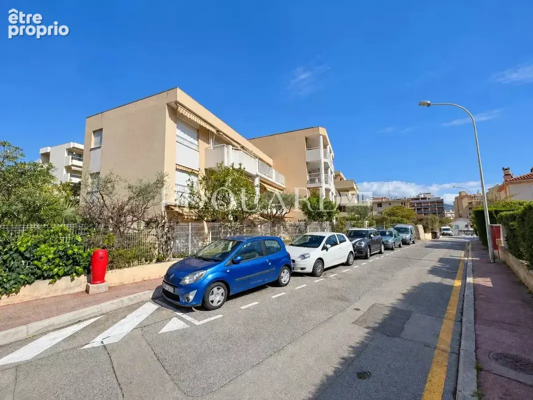 En exclusivité deux pièces en dernier étage avec spacieuse terrasse, cave et parking, à quelques pas des plages - photo 24