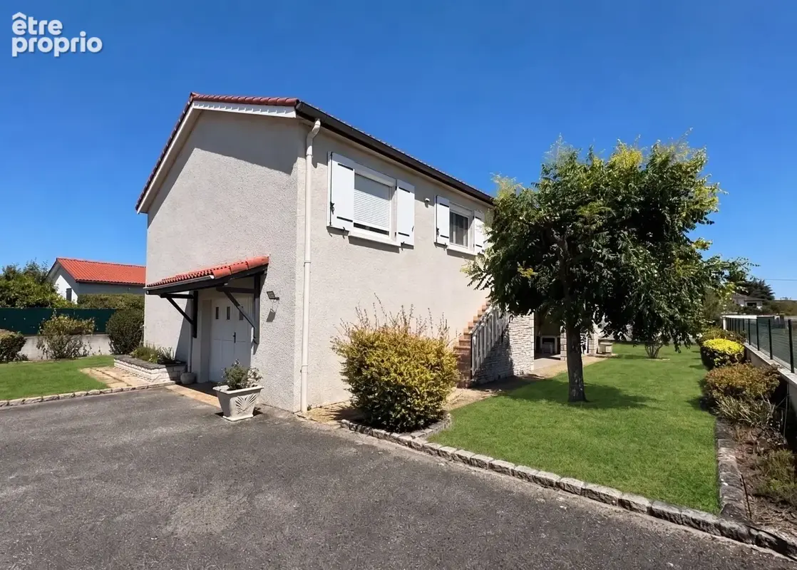 VEAUCHE – Belle maison familiale de 130 m² sur 1050 m² de terrain clos et arboré - photo 2