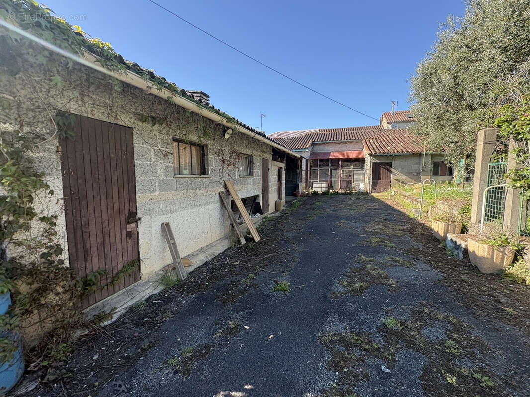 Maison de village avec jardin, dépendances et grand garage - photo 16