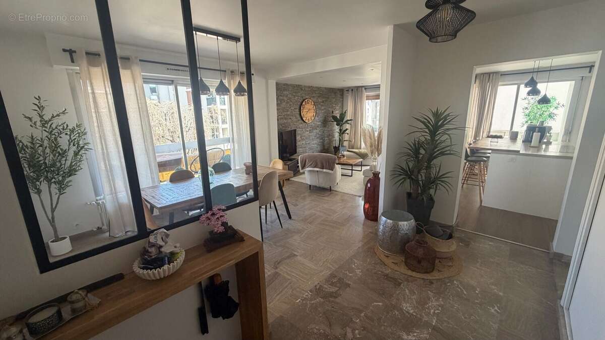 Entrée spacieuse avec grands placards intégrés. - Appartement à ANNEMASSE