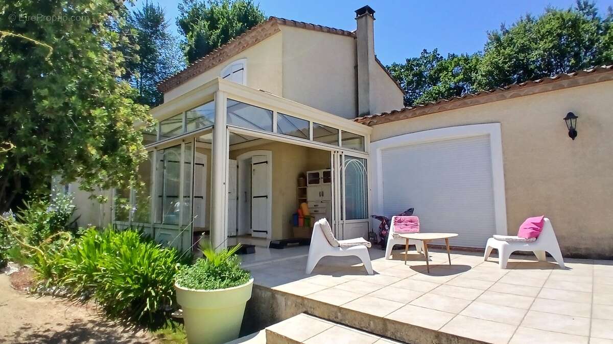 Agréable villa avec 4 chambres et 3 salles et piscine chauffée. - photo 8
