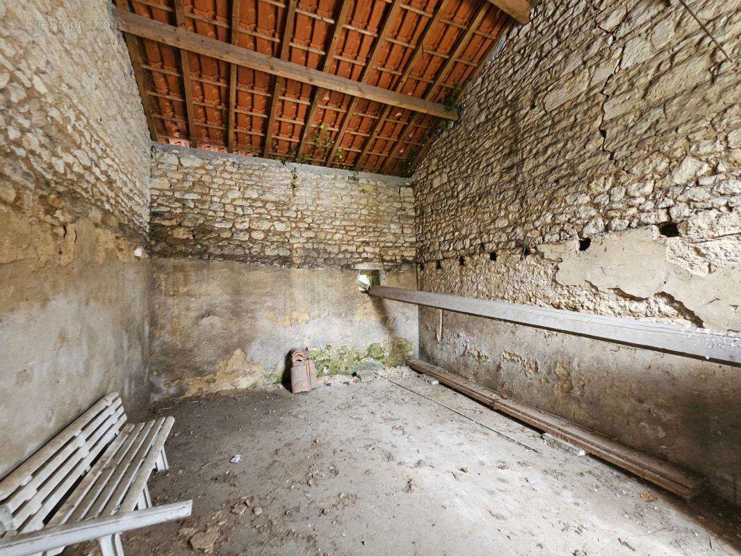 Maison de 100 m² avec 50 m² de comble ammenagable et grange de 26 m² le gond pontouvre (16) - photo 4