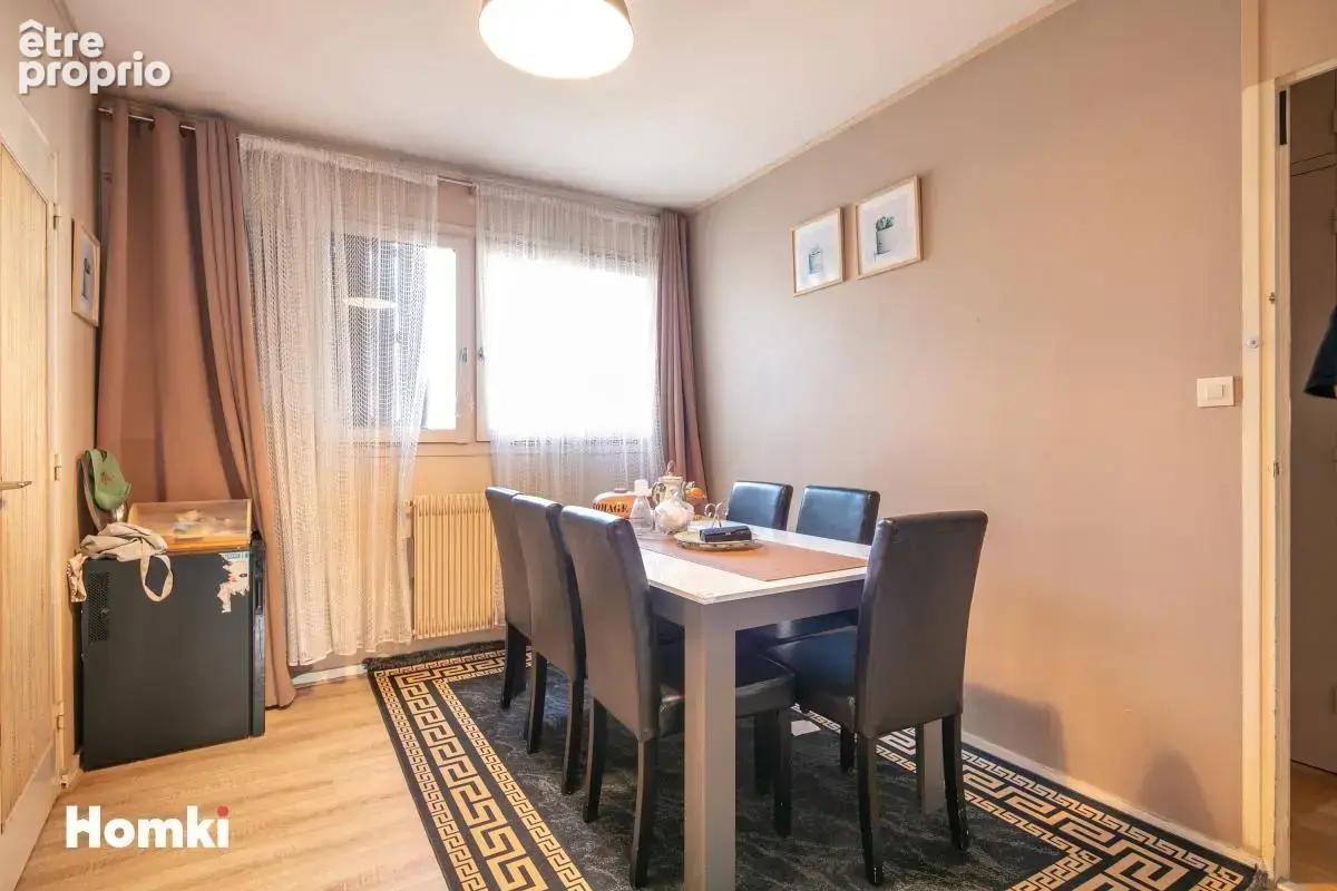 T4 lumineux avec 3 chambres, loggia et ascenseur – Beau potentiel d’aménagement - photo 2