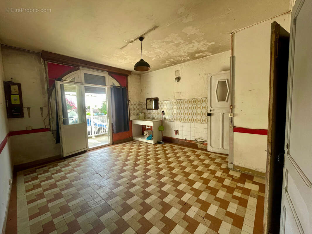 Maison à rénover avec fort potentiel   Centre-bourg de Saint-Trojan-les-Bains - photo 2