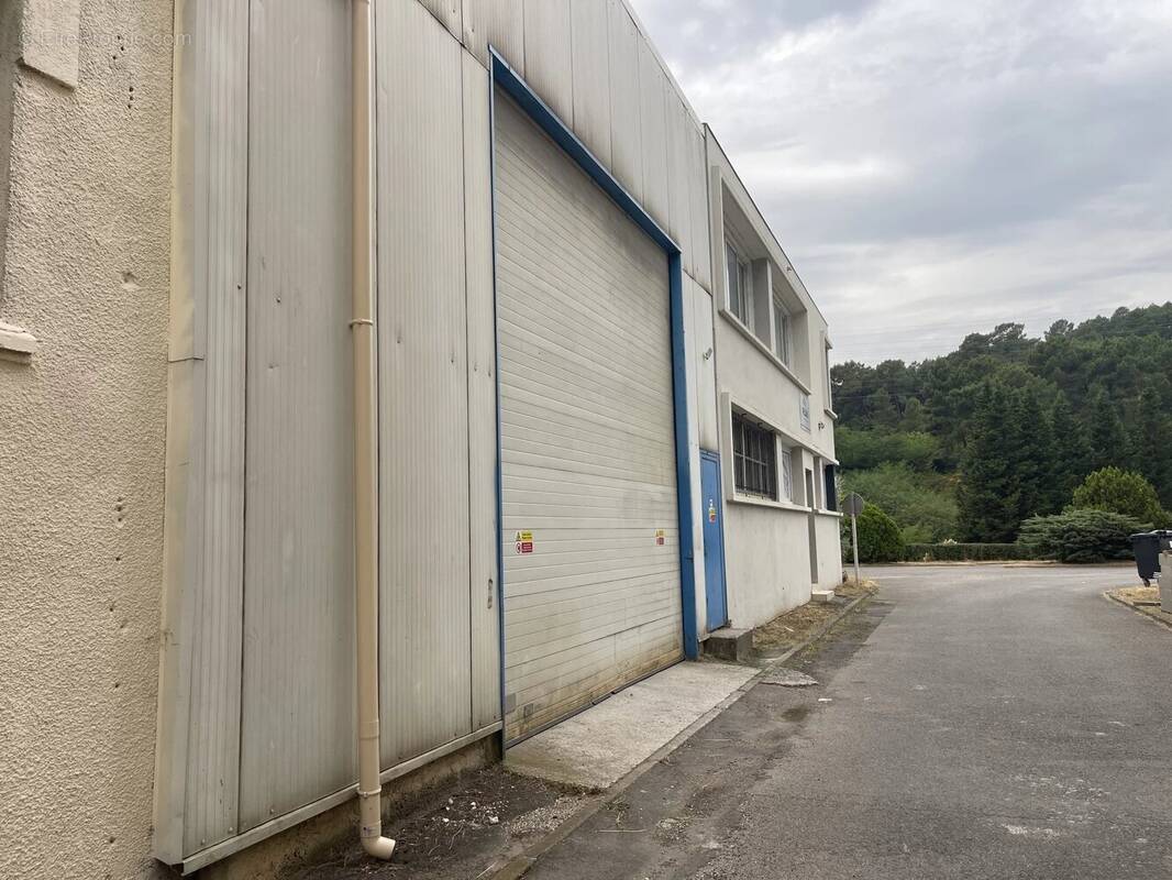 A VENDRE  Bureaux + Entrepôt au total   610m2 - photo 2