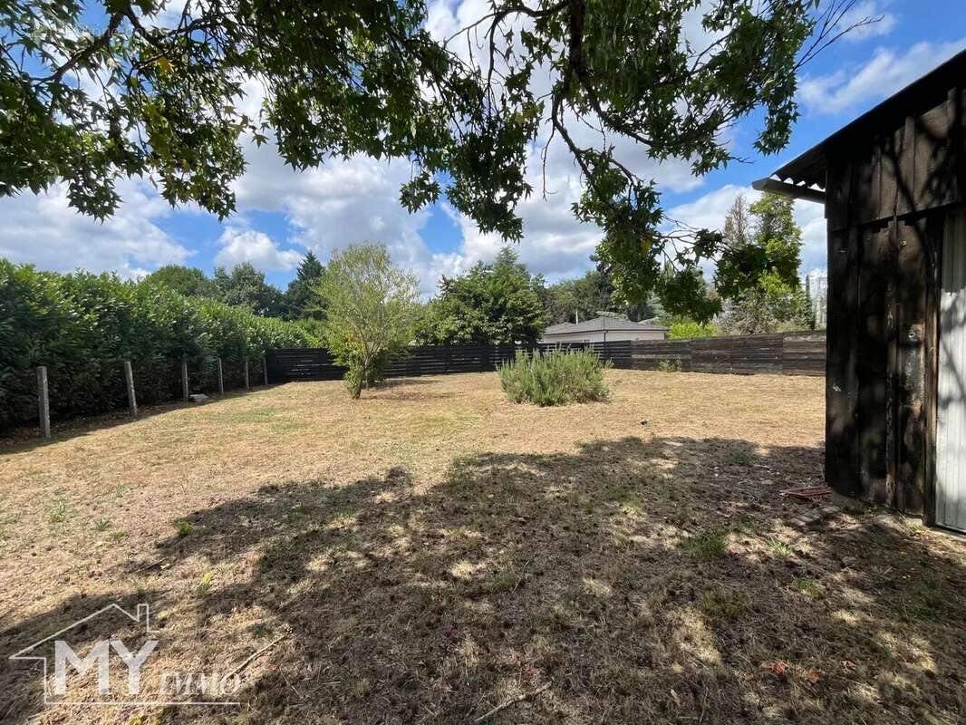 Terrain constructible à Pineuilh - 691 m² - photo 2