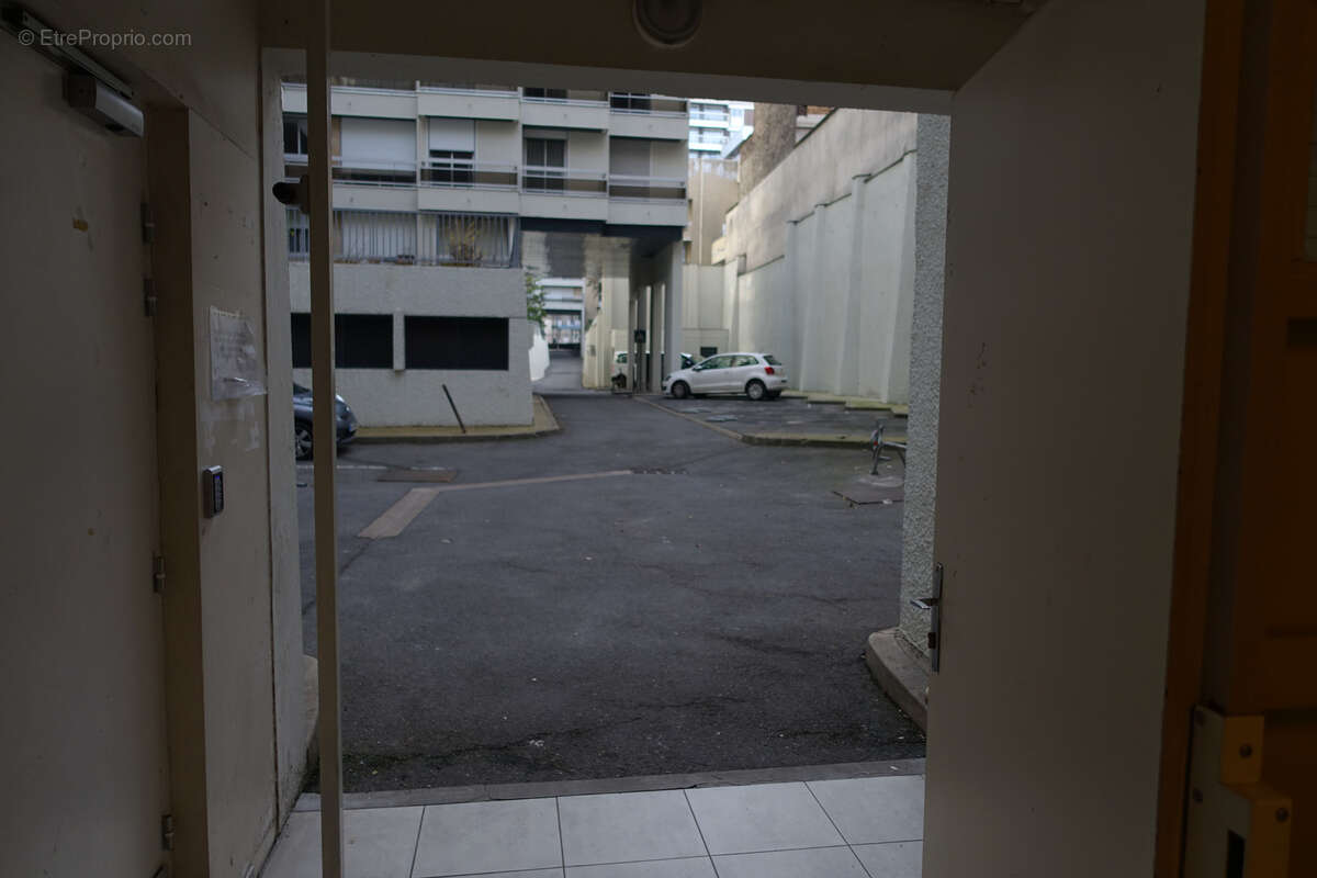 Entrepot sur 2 niveaux - paris 12 - photo 3