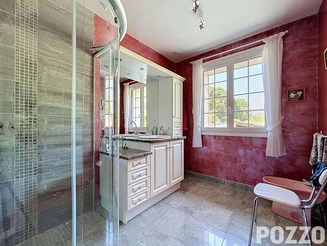 Maison avec grand sous-sol, dépendances de 275 m² et espace bien-être - photo 8