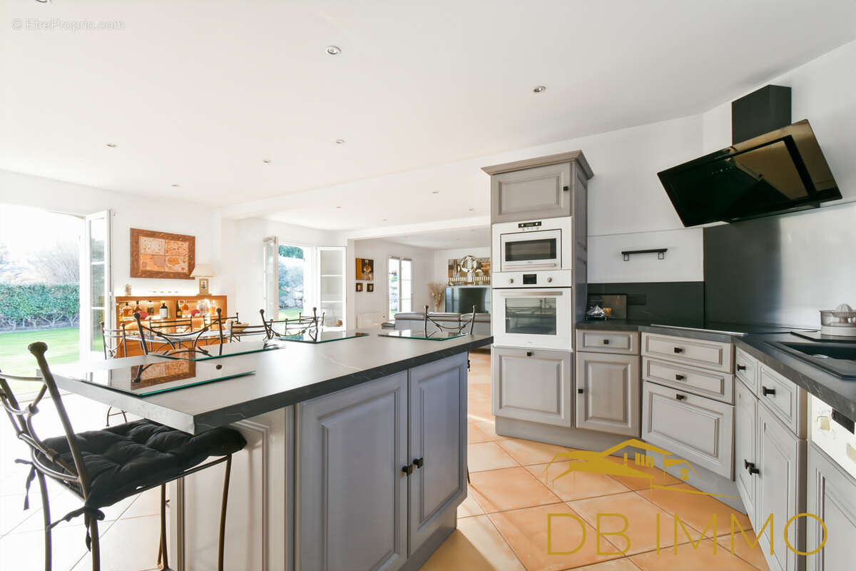 Maison à SAINT-LAURENT-DES-ARBRES