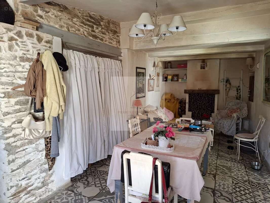 Maison à LE COLLET-DE-DEZE