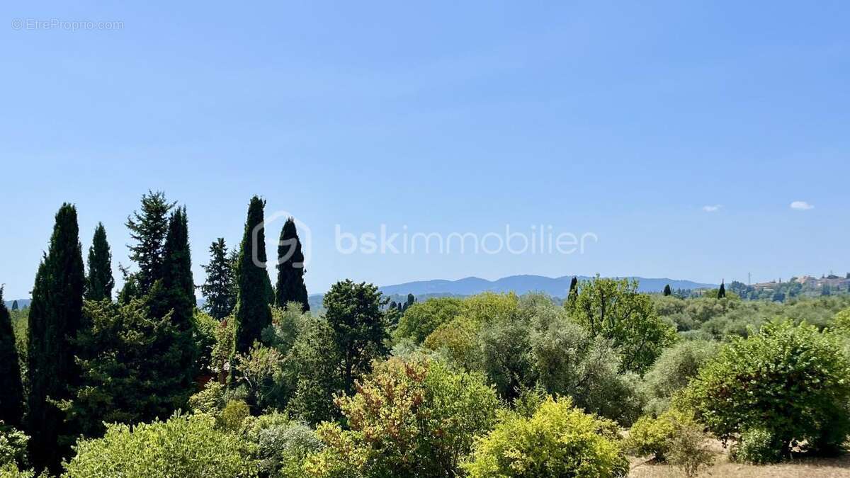 GRASSE - Belle propriété lumineuse avec piscine et vue dégagée au calme dans un cadre naturel - photo 10
