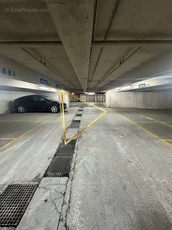 Parking à PARIS-9E