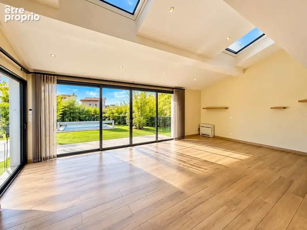 Villa d'architecte de 160m2 à proximité immédiate des plages et pinède du Pin-Rolland - photo 5
