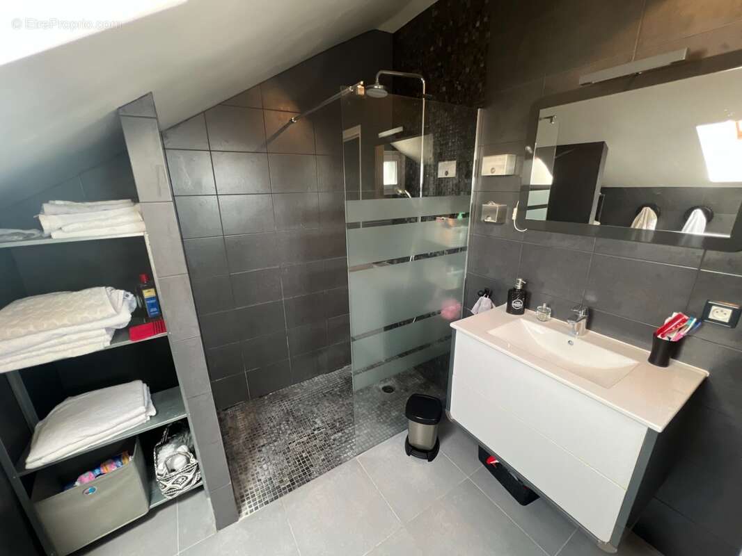 Superbe maison de 8 pieces de 215 m2 , terrasse , jardin et garage double - quartier privilegie du haut de bonneuil (94380) - photo 16