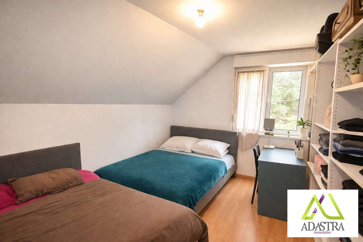 Chambre du F1 43m2 (désencombré grâce à l'IA) - Appartement à MULHOUSE