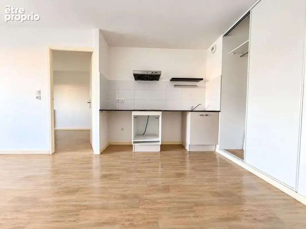 LA ROCHELLE – Appartement T2 avec grand balcon, parking sécurisé et cellier - photo 2