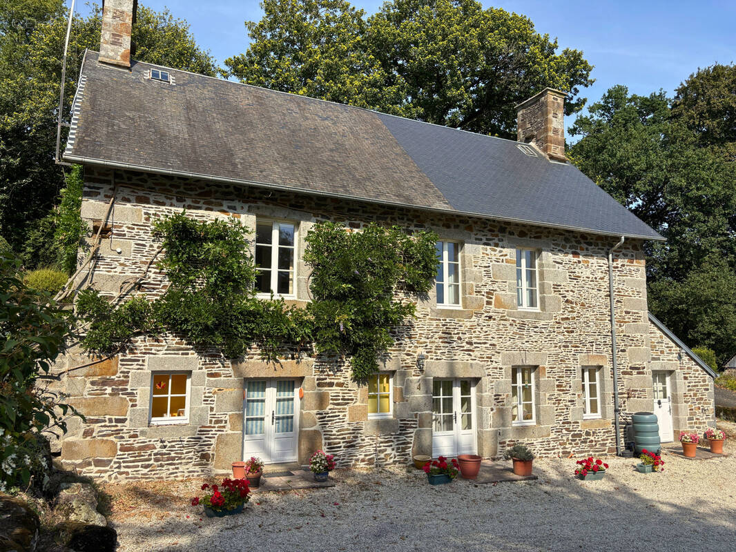Maison - 134 m2 - En pierre - Avec dépendances - SAINT LAURENT DE CUVES - photo 2