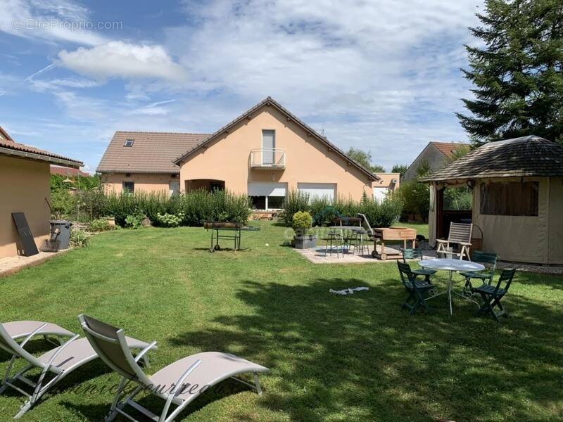 Maison à ABERGEMENT-LA-RONCE