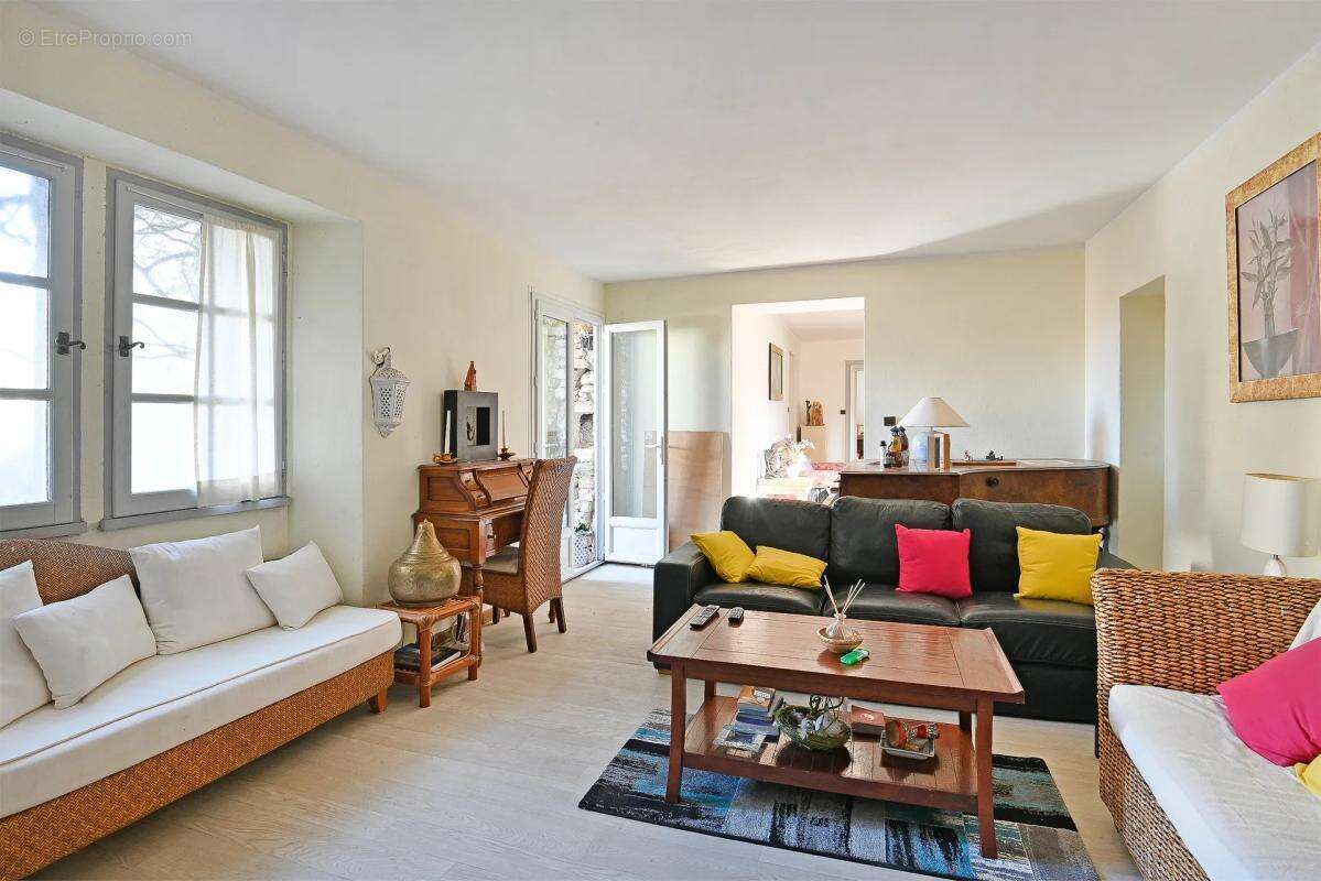 Maison de 12 pièces de 231 m² à Saint-Jean-de-Ceyrargues - photo 7