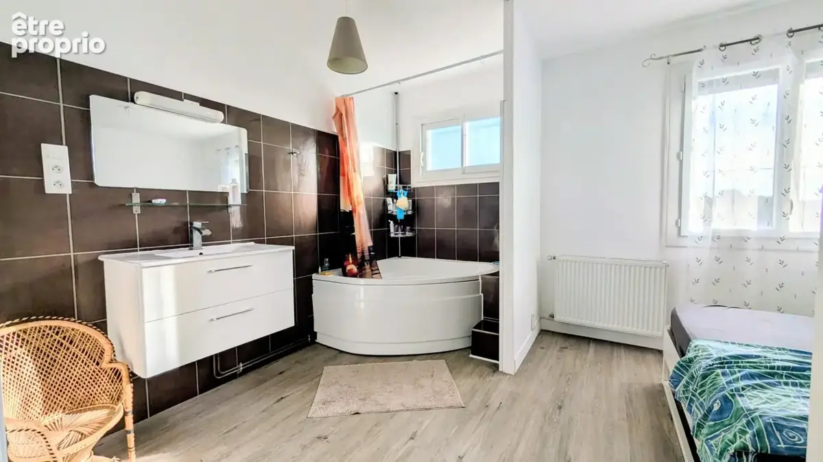 Châteaubernard – maison familiale de 174 m² – 5 chambres – terrain 950 m² – véranda chauffée – dpe c - photo 9