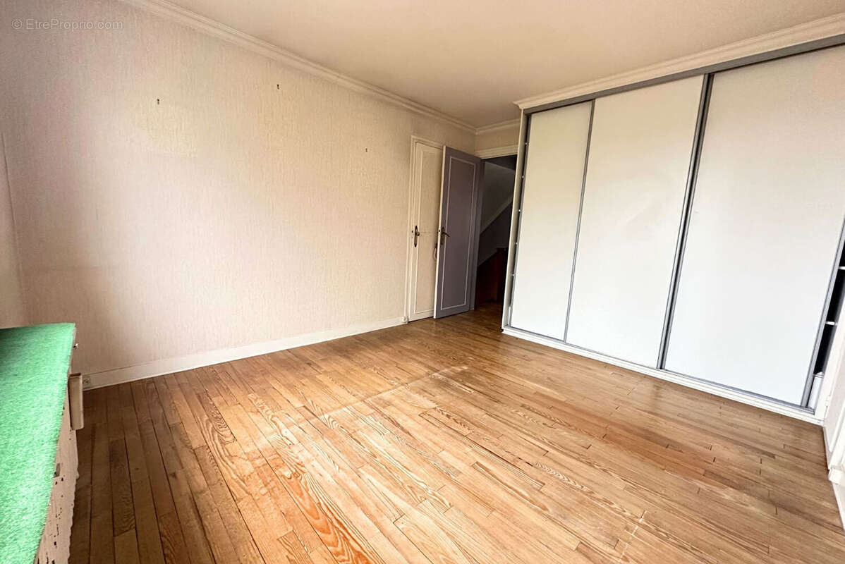 Maison à SAINTE-GENEVIEVE-DES-BOIS