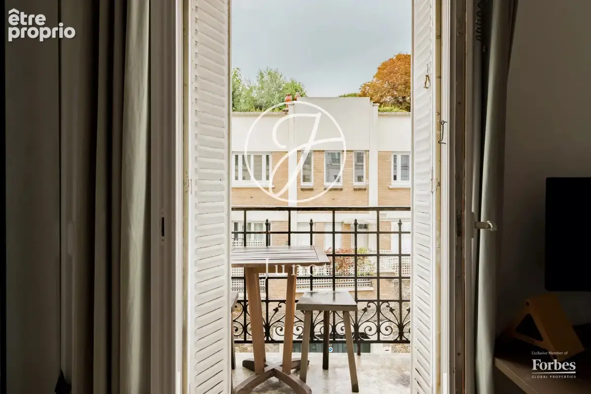 Paris 18ème - MONTMARTRE / HAUT LEPIC - Appartement - 3 pièces - 49,41m² Carrez - 53,52m² au sol - Balcon 2m² - photo 3