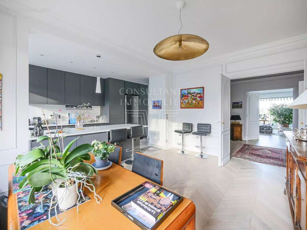 Appartement à PARIS-16E