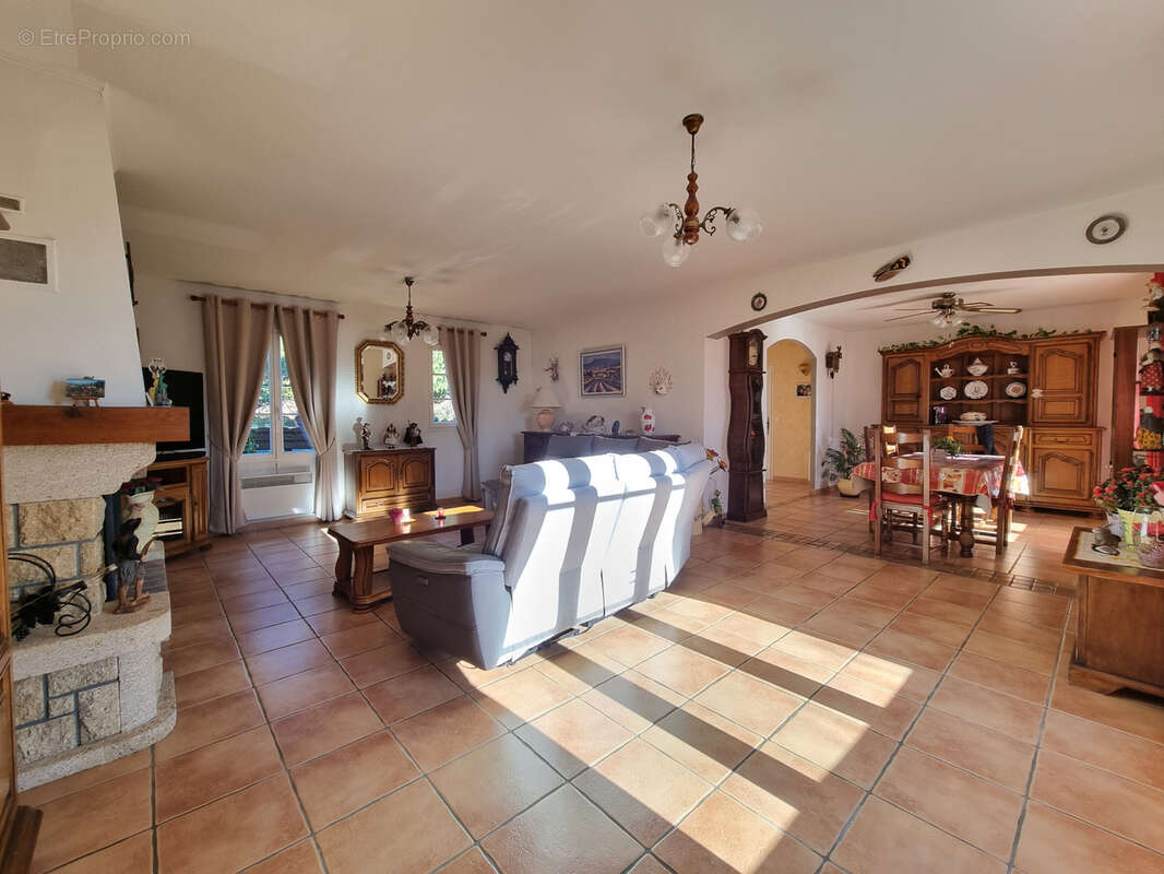 A Régusse Villa de plain-pied avec garage sur1074m2 - photo 4