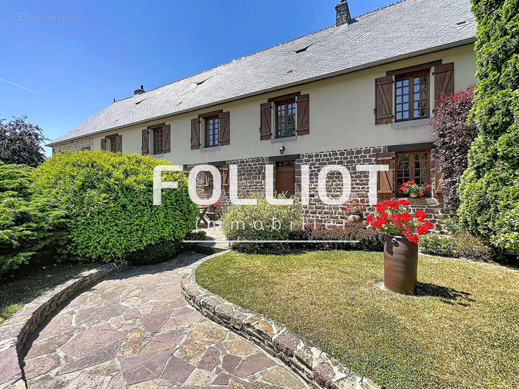 A vendre  - Maison de caractère - A vendre  -  Bourgvallees - photo 2