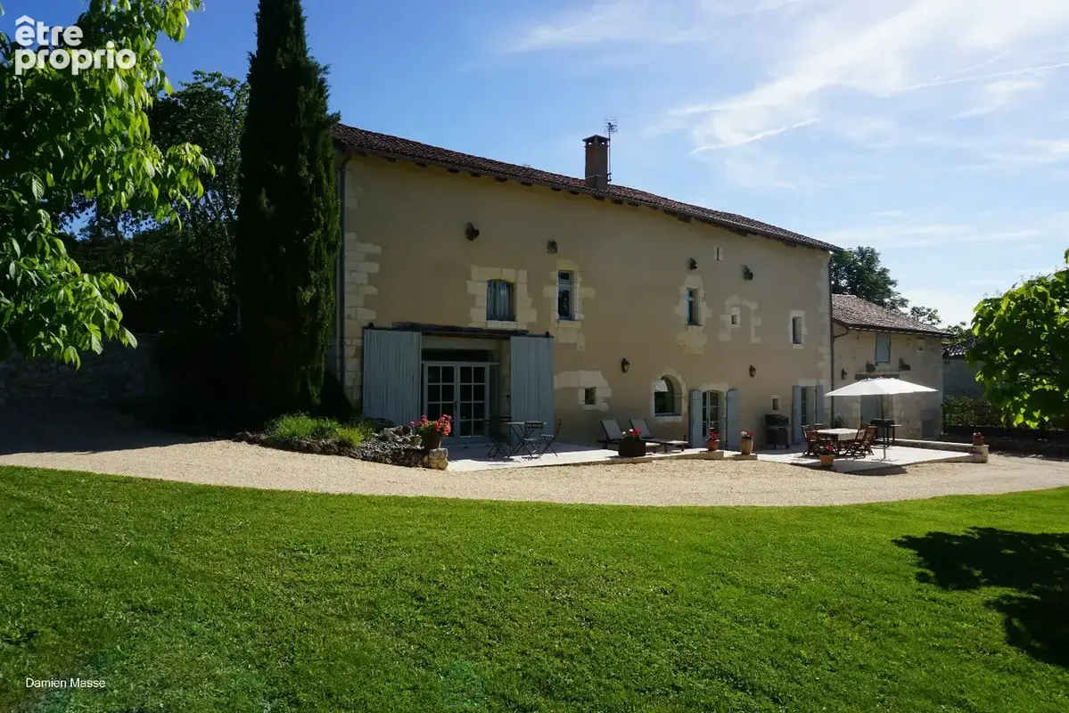 Ancienne maison forte du XIIIe siècle, nichée sur les hauteurs de la petite Venise du Périgord. - photo 2